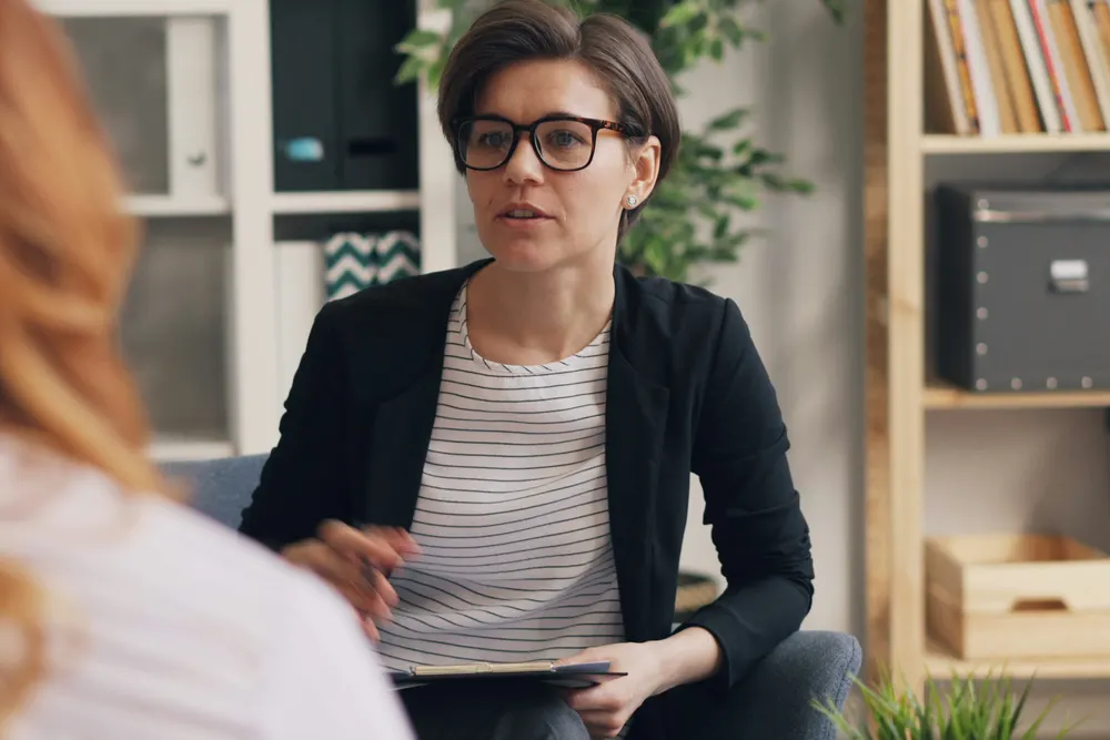 Psychologue en consultation avec une patiente